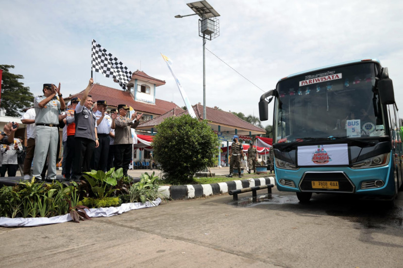 Pj Gubernur Sumsel Agus Fatoni melepas pemudik gratis dari Terminal Alang-Alang Lebar menggunakan bus. (FOTO: Humas Pemprov Sumsel)