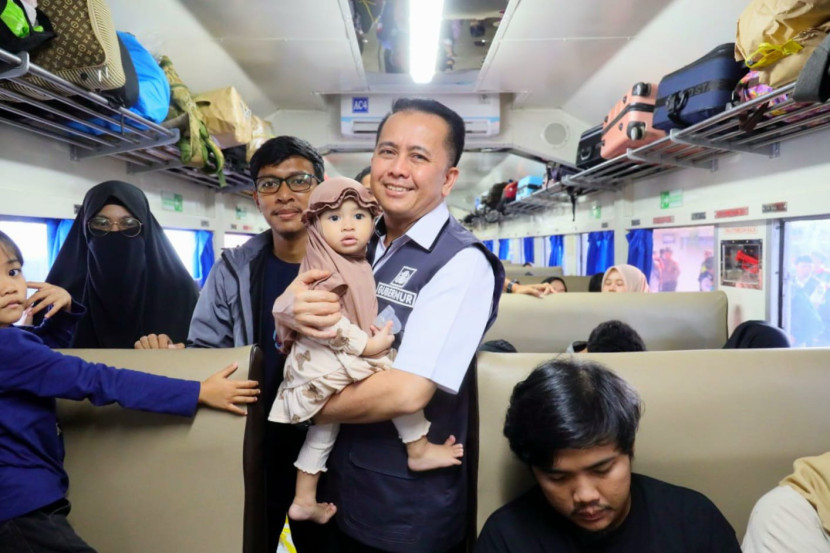 Pj Gubernur Sumsel Agus Fatoni menyapa pemudik gratis di atas gerbong kereta api di Stasiun Kertapati. (FOTO: Humas Pemprov Sumsel)