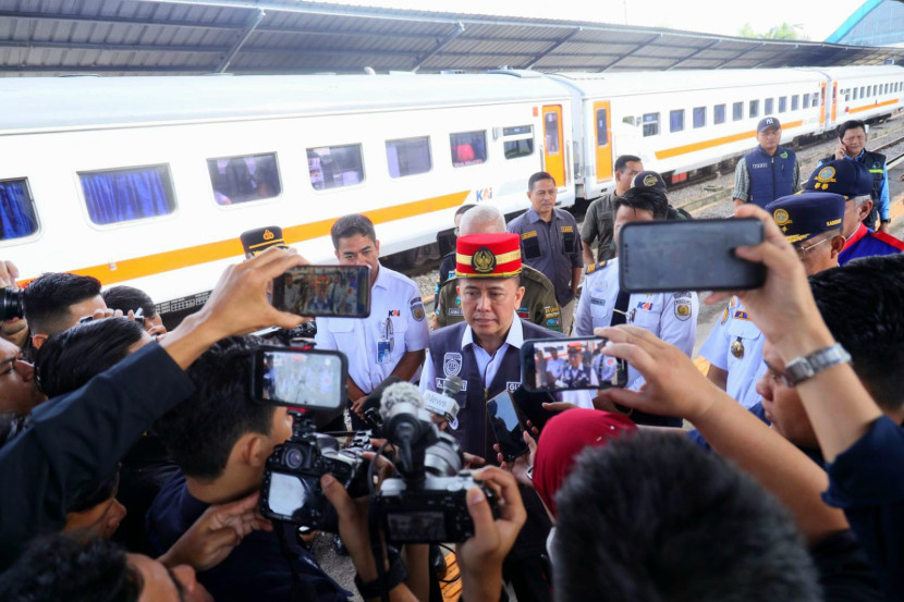  Pj Gubernur Sumsel Agus Fatoni memberikan keterangan kepada wartawan tentang “Gerakan Mudik Gratis Serentak se-Sumsel” di Stasiun Kertapati. (FOTO: Humas Pemprov Sumsel)