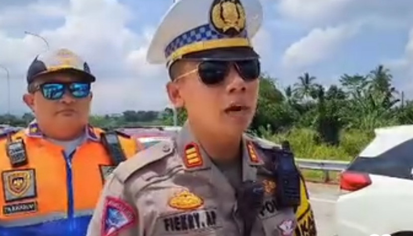 Kasat Lantas Polres Sukabumi, AKP Fiekry Adi Perdana memberikan keterangan terkait pembukan jalan tol Bocimi yang mengarah ke GT Parungkuda, Kamis (11/4/2024).