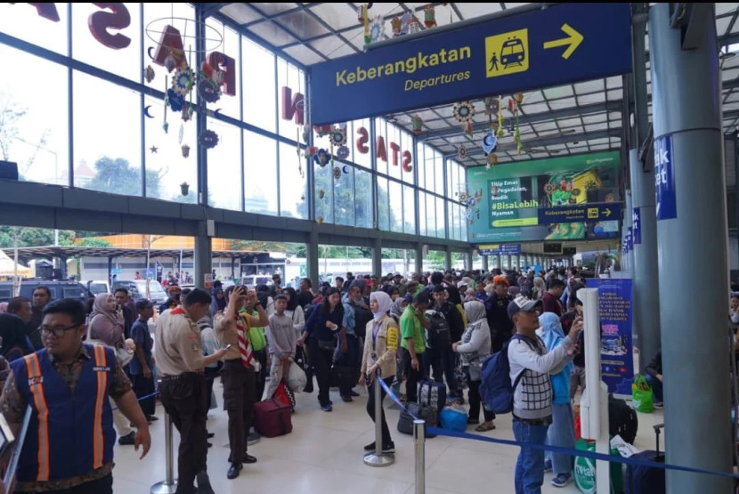 Ilustrasi. Kepadatan calon penumpang di Stasiun Pasar Senen, Jakarta, saat momen Lebaran 2024, April. (Foto: Humas PT KAI)