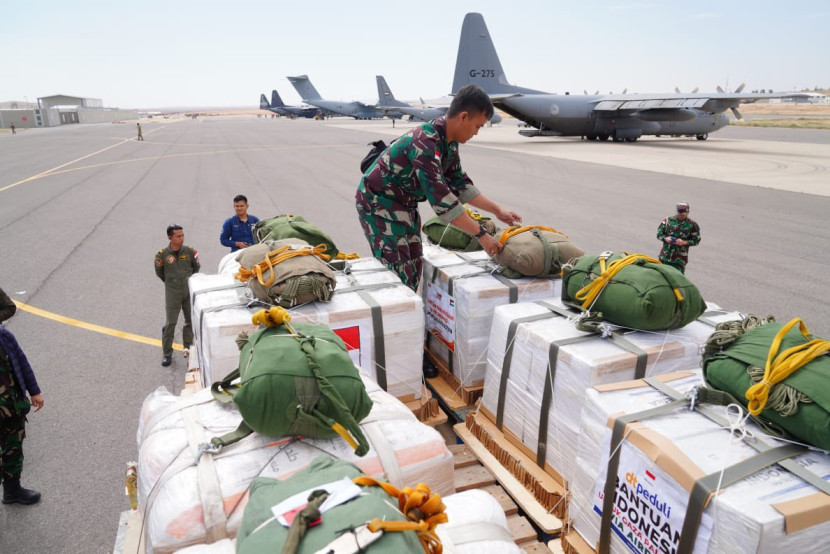 Pesawat Super Hercules TNI AU mengangkut bantuan untuk rakyat Gaza, Palestina. Sumber: Seputar Militer