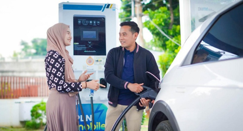 Pelanggan yang sedang melakukan pengisian daya di SPKLU yang berlokasi di Kantor PLN Unit Induk Distribusi Jawa Tengah dan D.I. Yogyakarta.   dok PLN