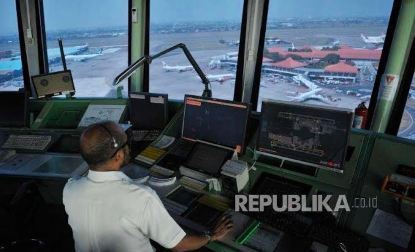 Pemandu lalu lintas udara AirNav Indonesia memantau pergerakan lalu lintas udara pesawat melalui layar radar di menara kontrol (Air Traffic Controller/ATC) Bandara Internasional Soekarno-Hatta. (Foto: Dok Republika)