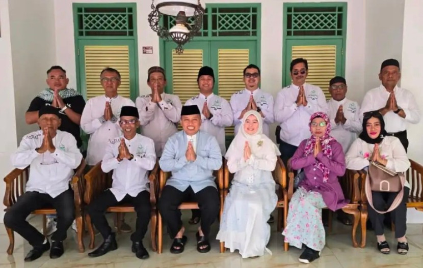 Sekda Kota Depok, Supian Suri bersama istri menerima kunjungan komunitas Majelis Taklim Balai Wartawan (MT Balwan) Kota Depok. (Foto: Dok MT Balwan Kota Depok)