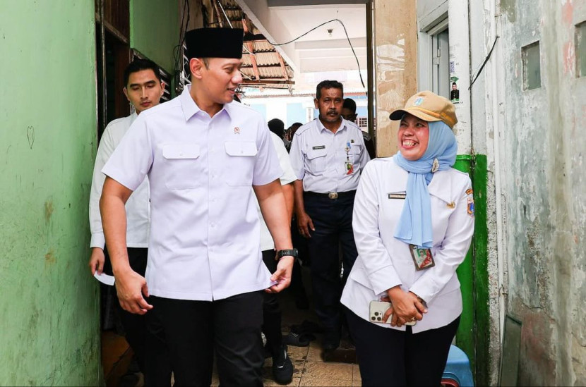Menteri ATR/Kepala BPN, Agus Harimurti Yudhoyono bersama ajudan Iptu M Imam Fadhil (belakang).