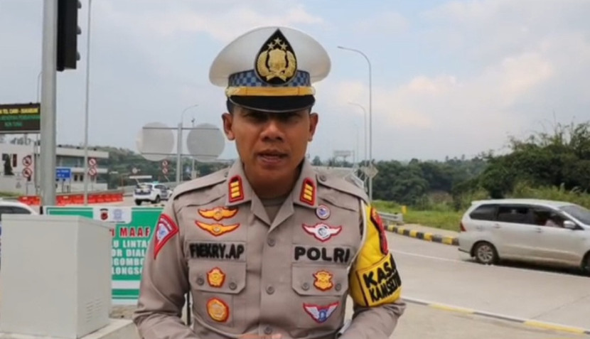 Kasat Lantas Polres Sukabumi, AKP Fiekry Adi Perdana memberikan keterangan pembukaan exit tol Bocimi Parungkuda, Sabtu (13/4/2024).dok TMC lantas ratu