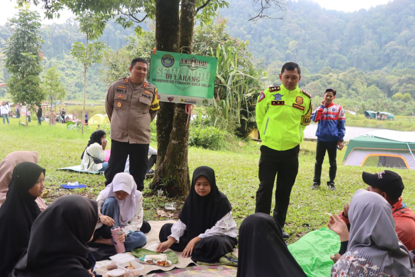 Kapolres Sukabumi Kota, AKBP Ari Setyawan Wibowo memantau obyek wisata di Situgunung Kadudampit, Sukabumi, Sabtu (13/4/2024).