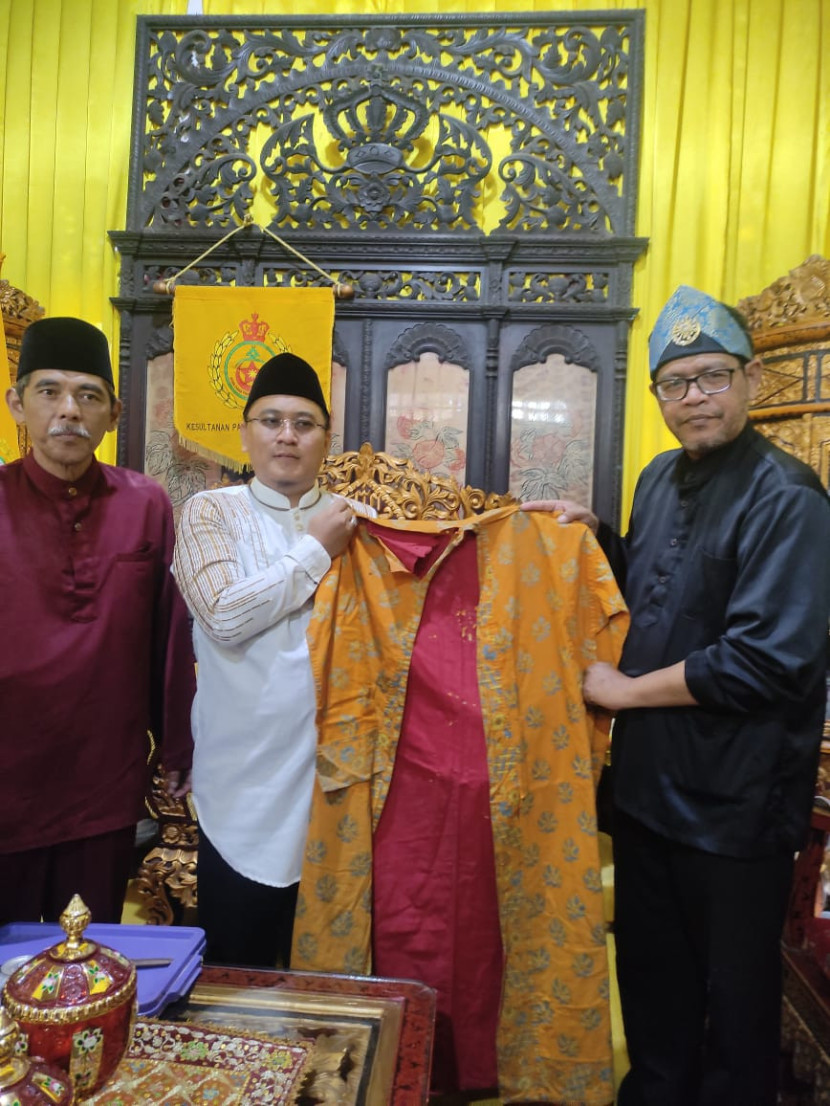 SMB IV (tengah) memperlihatkan jubah SMB II sebagai koleksi kuno Kesultanan Palembang. (FOTO: D Oskandar)