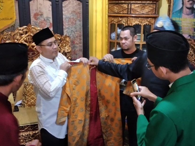 SMB IV memperlihatkan jubah SMB II sebagai koleksi kuno Kesultanan Palembang. (FOTO: D Oskandar)
