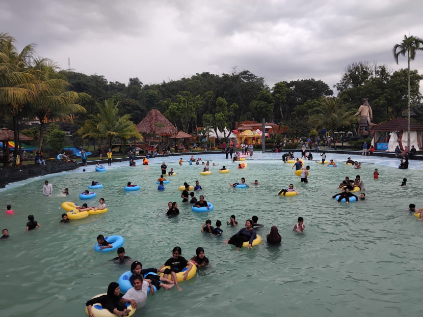 Pengunjung memadati obyek wisata Santa Sea Water Theme Park Kota Sukabumi, Kecamatan Citamiang, Kota Sukabumi di H+4 Lebaran, Ahad (14/4/2024).