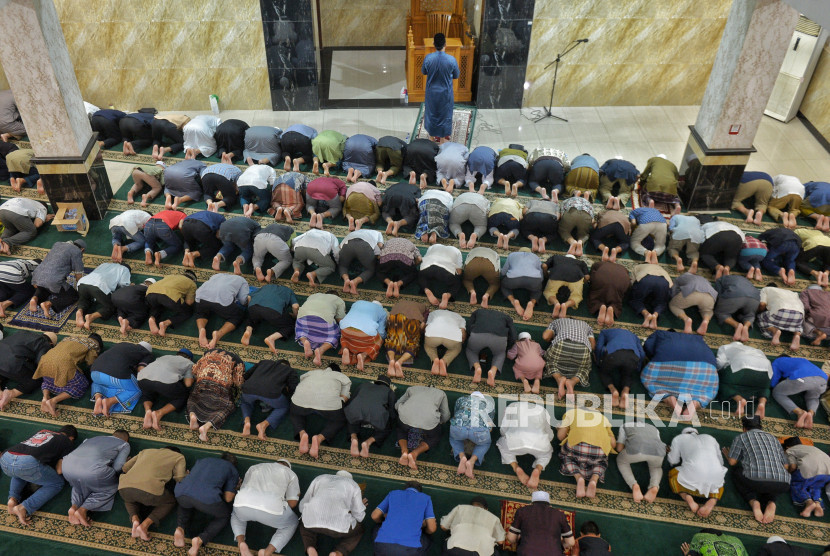 Salat tarawih di Masjid Raya Uswatun Hasanah, Jakarta Barat (Ilustras). (FOTO: Republika/ Thoudy Badai)