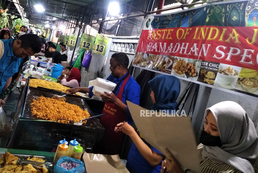 Pedagang takjil melayani para pembeli di Pasar Kauman, Yogyakarta (Ilustrasi). (FOTO: Republika/Wihdan Hidayat)