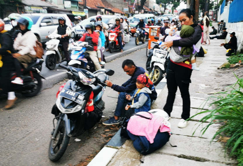 Pemudik asal Bandung beristirahat di Jl Raya Cinunuk, Kabupaten Bandung, sejenak setelah melakukan perjalanan daerah Garut, Sabtu (13/4/2024).