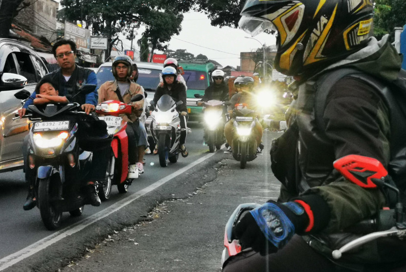 Pemudik bersepeda meintasi di Jl Raya Cinunuk, Kabupaten Bandung, Sabtu (13/4/2024).