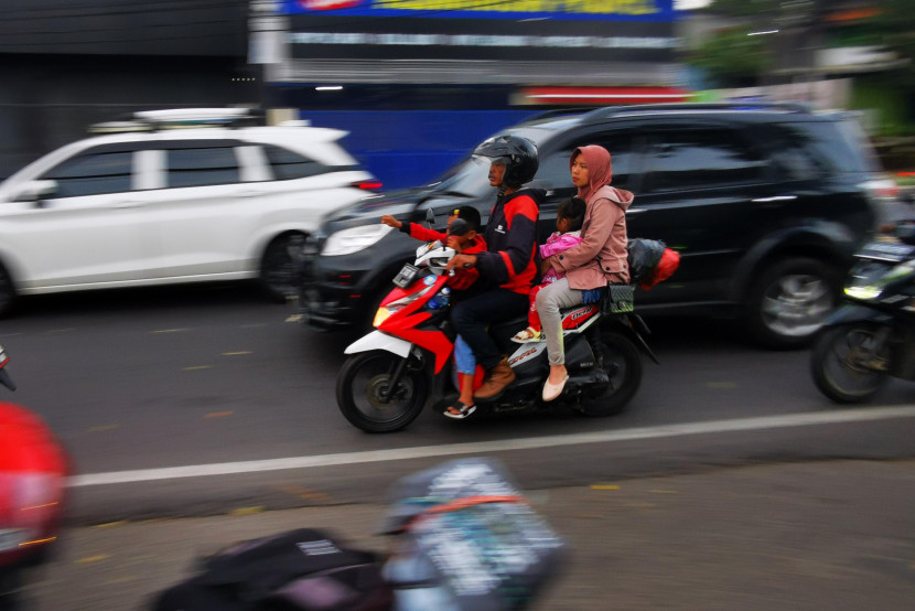 Pemudik bersepedamotor melintasi kawasan Jl Raya Cibiru-Cinunuk, Kabupaten Bandung, Sabtu (13/4/2024). 