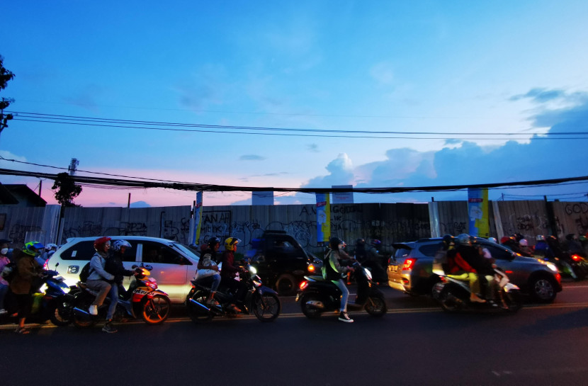Antrean sepeda motor di tengah kepadatan lalulintas di Jl Raya Cinunuk, Kabupaten Bandung, Sabtu (13/4/2024).