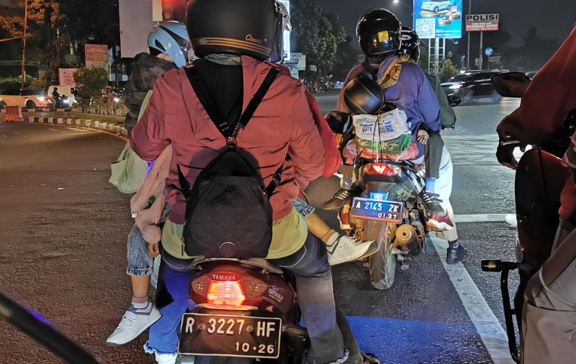 Pengendara sepeda motor dengan pelat nomor Cilacap dan Banten melintasi Jl Soekarno Hatta, Bandung, Sabtu (13/4/2024). 