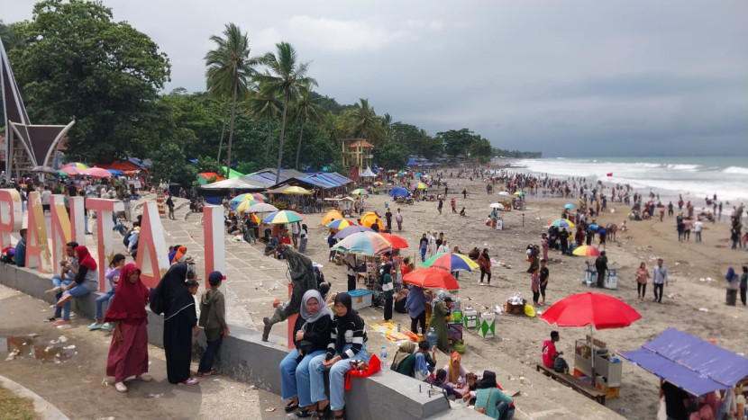 Kondisi obyek wisata Pantai Selatan Sukabumi di momen libur lebaran tahun 2024.