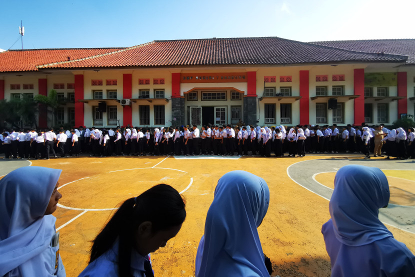 Ratusan civitas akademika SMPN 7 Bandung mengikuti kegiatan halal bihalal di lapangan basket sekolah pada hari pertama sekolah, Selasa (16/4/2024). (Foto: Yogi Ardhi/Republika Network)