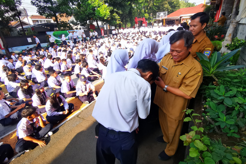 Kepala Sekolah SMPN 7 Lukman Surya Saputra mengawali puncak kegiatan halal bihalal diisi dengan silaturahim antar siswa, staf tenaga pendidik dan seluruh warga SMPN 7. (Foto: Yogi Ardhi/Republika Network)