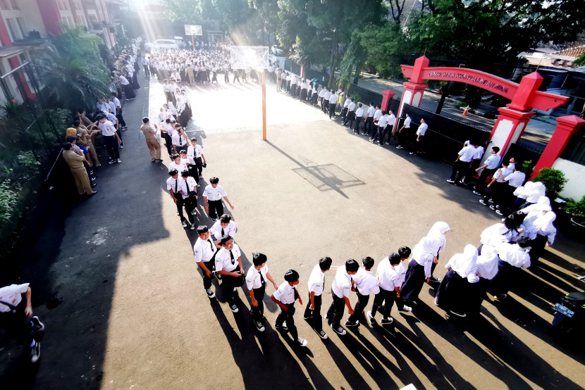 Antrean siswa  kelas 7, 8 dan 9 menunggu giliran untuk dapat bersalaman dengan staf tenaga pendidik pada acara halal bihalal SMPN 7 Bandung. (Foto: Yogi Ardhi/Republika Network)