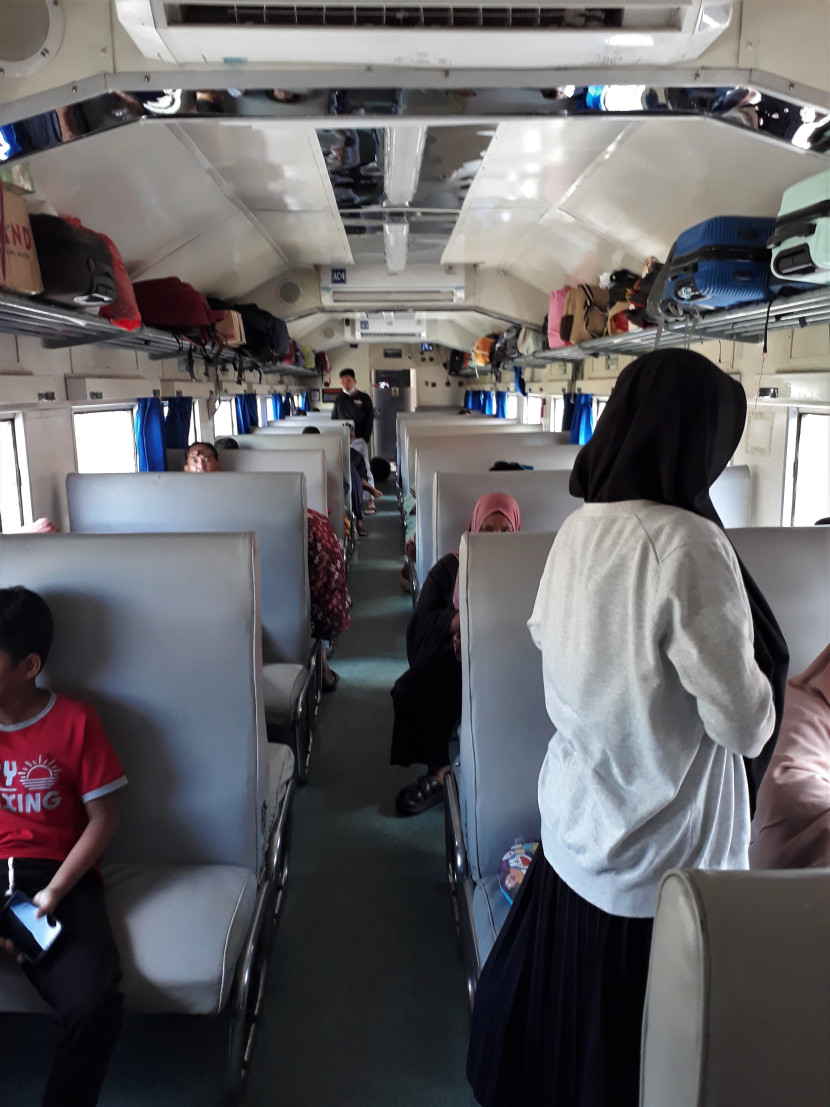 Suasana penumpang di dalam gerbong KA Rajabasa. (Foto: SumatraLink.id/Mursalin Yasland).
