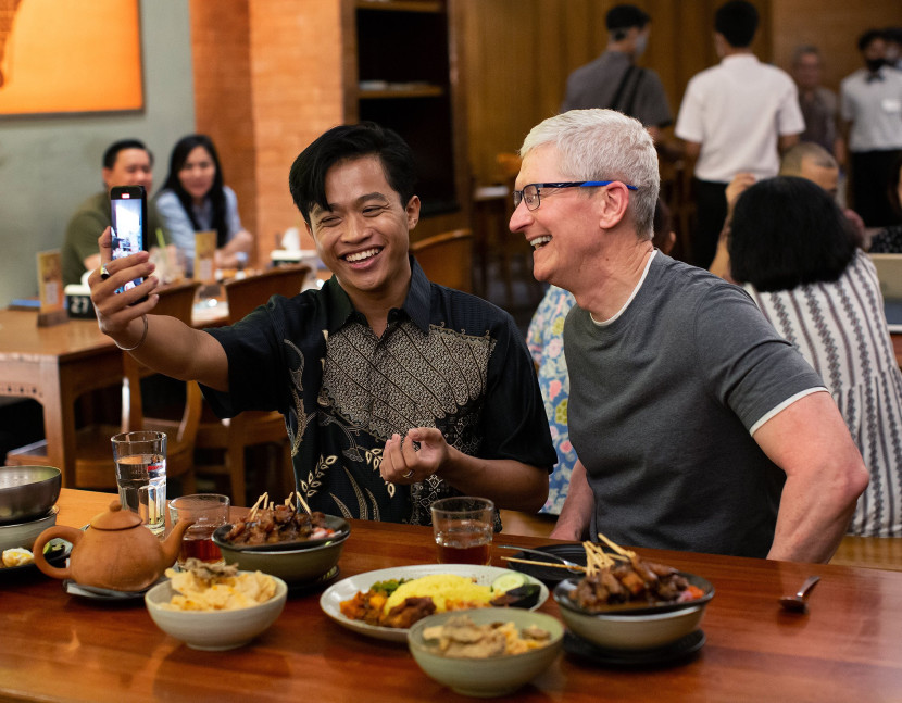 CEO Apple Tim Cook sedang berada di Jakarta, Selasa (16/4/2024). Sumber:@tim_cook