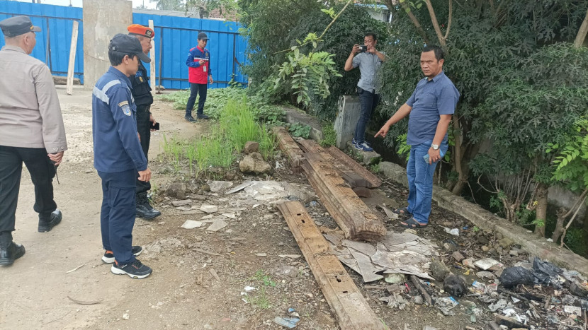 Aparat kepolisian mendatangi lokasi kejadian pencurian bantalan rel kereta api di Cisaat, Kabupaten Sukabumi.