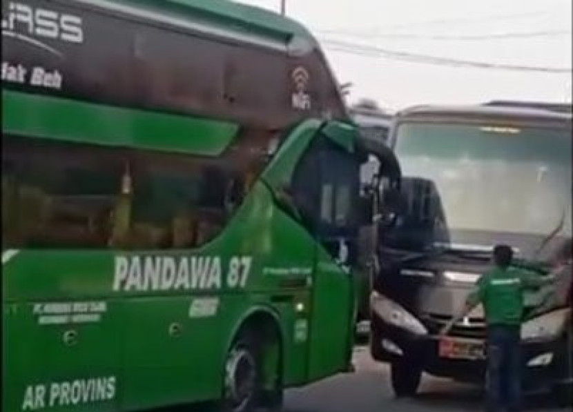 Bus Pandawa 87 bertemu bus Kopassus.