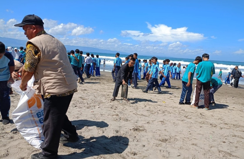 Aksi bersih sampah di Pantai Karanghawu, Kecamatan Cisolok, Kabupaten Sukabumi, Kamis (18/4/2024).dok Diskominfo Kabupaten Sukabumi