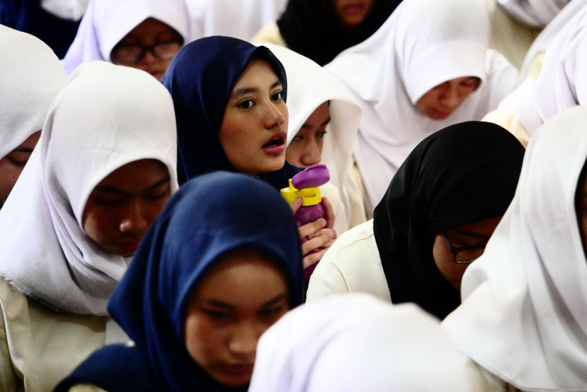 Siswa membacakan doa didekatkan dengan air minum yang dibawa oleh masing-masing siswa.