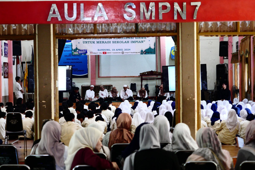 Istigosah dan seminar digelar di aula sekolah juga dihadiri oleh perwakilan orang tua siswa.