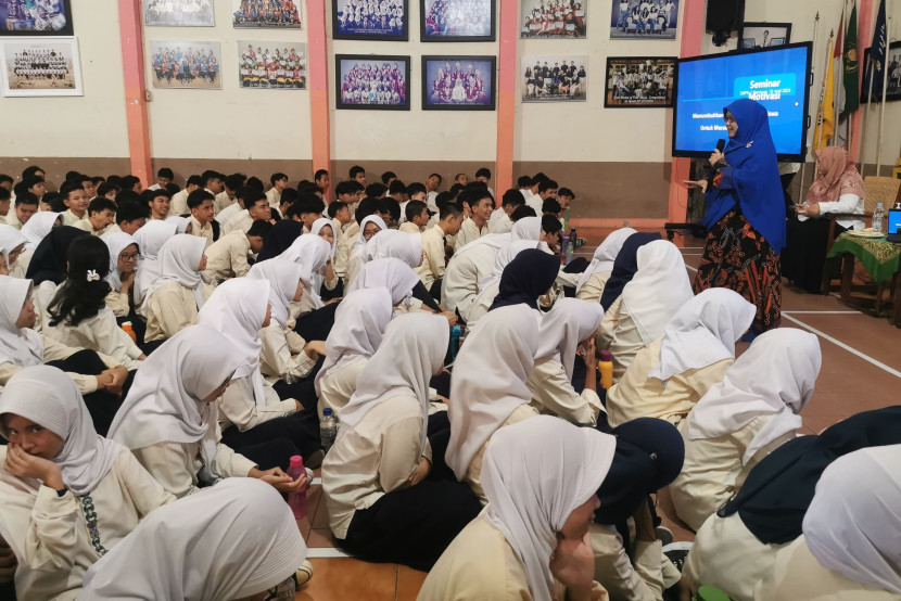 Motivator Evie Dewi Susantiany menyampaikan seminar motivasi kepada para siswa dan siswi kelas IX dalam acara Seminar Motivasi dan Istighosah Kelas IX dengan