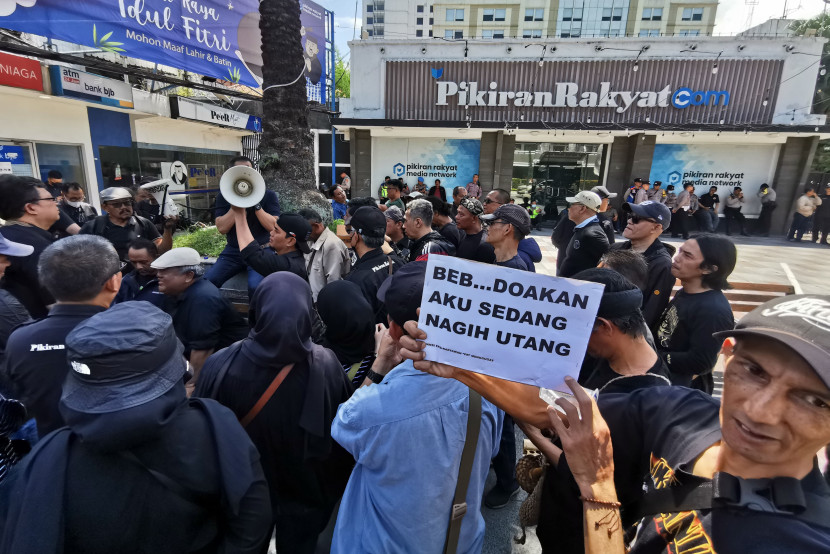 Ratusan eks karyawan Pikiran Rakyat Bandung berunjukrasa di depan kantor redaksi di Jl Asia Afrika, Kota Bandung, Kamis (18/4/2024). (Foto: Yogi Ardhi/Republika Network)