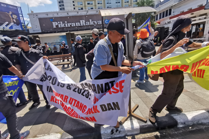 Aliansi Eks Karyawan PR Mengunggat, berunjuk rasa di kantor Pikiran Rakyat, Jalan Asia-Afrika, Kota Bandung, Kamis (18/4/2024). (Foto: Yogi Ardhi/Republika Network)