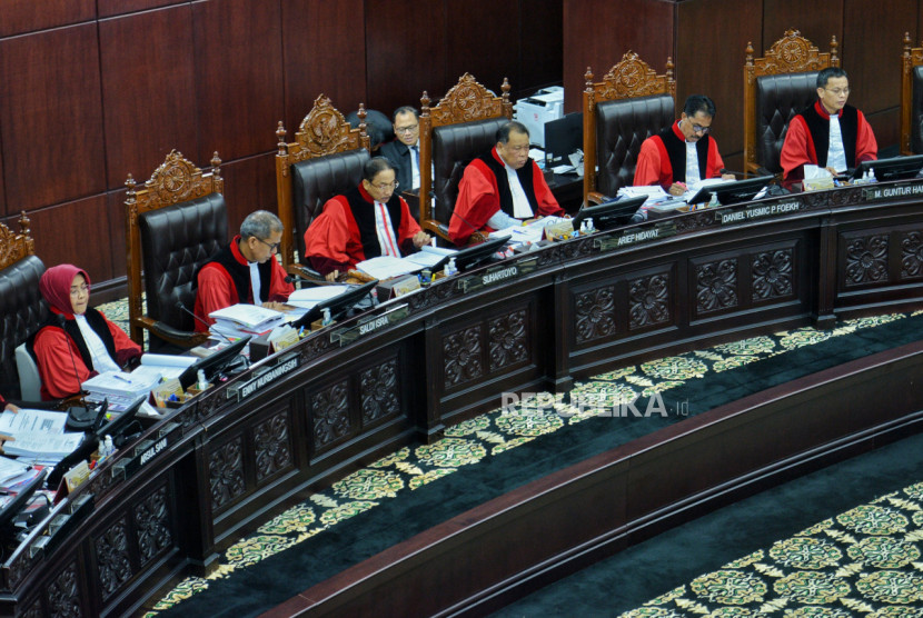 Majelis Hakim KM, Ketua Mahkamah Konstitusi (MK) Suhartoyo (ketiga kiri) saat memimpin sidang lanjutan PHPU Pilpres 2024 (FOTO: Republika/Thoudy Badai)