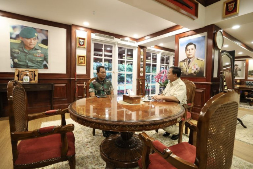 Menhan Prabowo Subianto berdiskusi dengan KSAU Marsekal Mohamad Tonny Harjono.