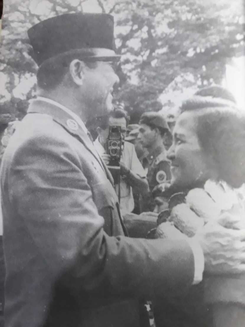 Presiden Sukarno bersama Herlina saat menerima penghargaan Pending Emas. (Foto: Repro Buku Pending Emas)