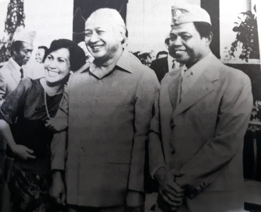 Presiden Soeharto bersama Helina. (Foto: Repro Buku Pending Emas)