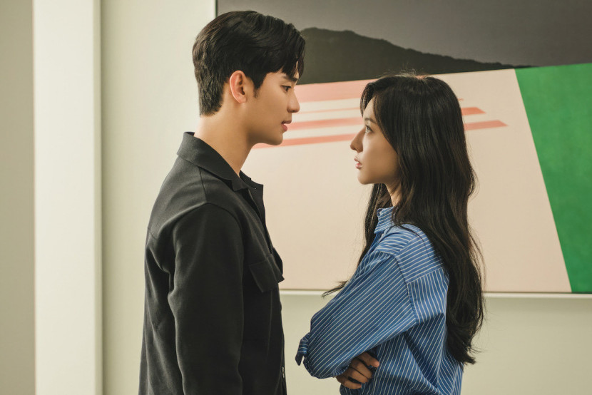 Salah satu adegan antara Kim Soo Hyun dan Kim Ji Won dalam serial Queen of Tears. (Netflix)