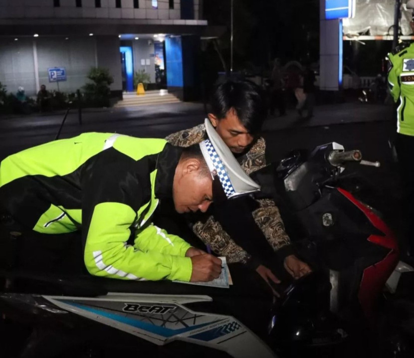 Aparat Polres Sukabumi Kota menindak pengendara sepeda motor berknalpot bising di Jalan Ahmad Yani Kota Sukabumi, Sabtu (20/4/2024) malam.dok Polres Sukabumi Kota