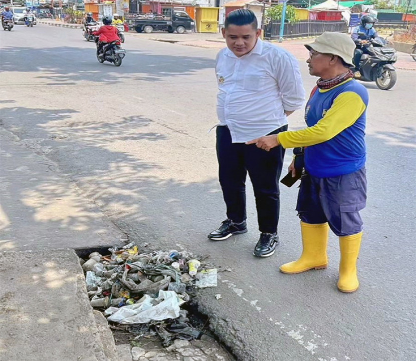 Selain banjir, sampah juga menjadi masalah lingkungan di Palembang. Camat Bukit Kecil Alexander Botbot rajin berkeliling memantau wilayahnya. (FOTO: IG@alexander01_plg)