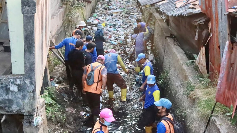 Sampah menjadi masalah lingkungan di Palembang, untuk mengatasinya perlu mengerahkan petugas kebersihan. (FOTO: IG@alexander01_plg)