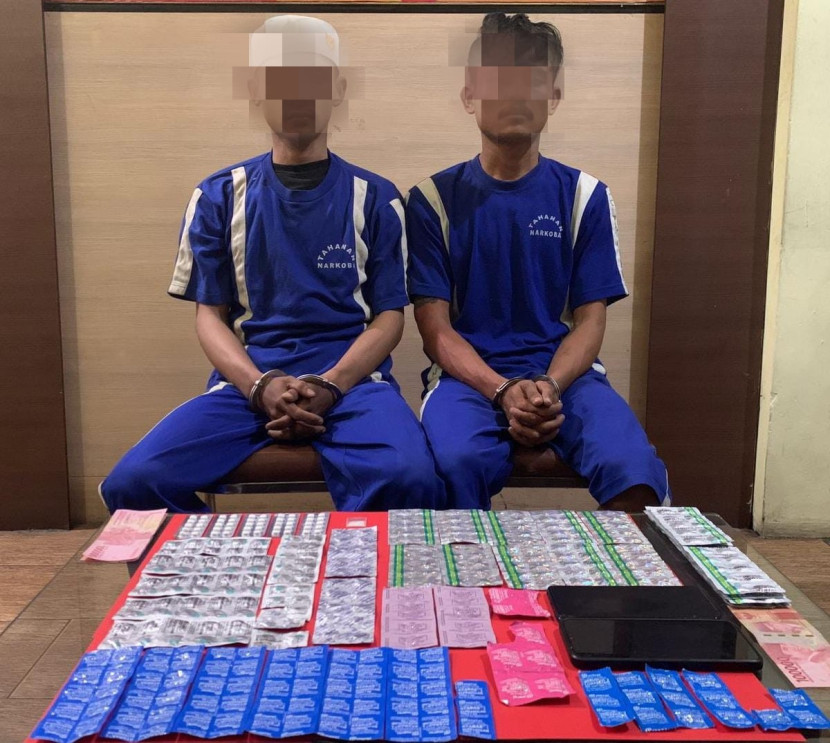 Dua tersangka peredaran narkoba dan obat berbahaya serta barang buktinya yang diamankan Satnarkoba Polres Sukabumi Kota.
