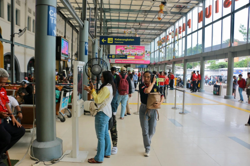 Ilustrasi. Stasiun Pasar Senen, Jakarta Pusat, di masa Angkutan Lebaran 2024. (Foto: Dok. Humas PT KAI)