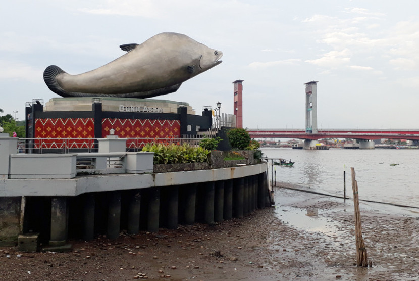 Sungai Musi dengan jembatan Ampera dan tugu ikan belida. (FOTO: Maspril Aries)