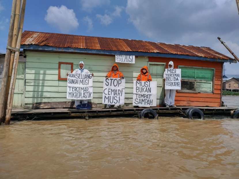 Protes dari aktivis lingkungan terhadap pencemaran sungai Musi pda 2022 lalu. (FOTO: Dok. SHI.or.id) 