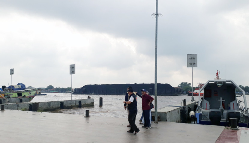 Sungai Musi jadi urat nadi angkutan batu bara melalui sungai. (FOTO: Maspril Aries)