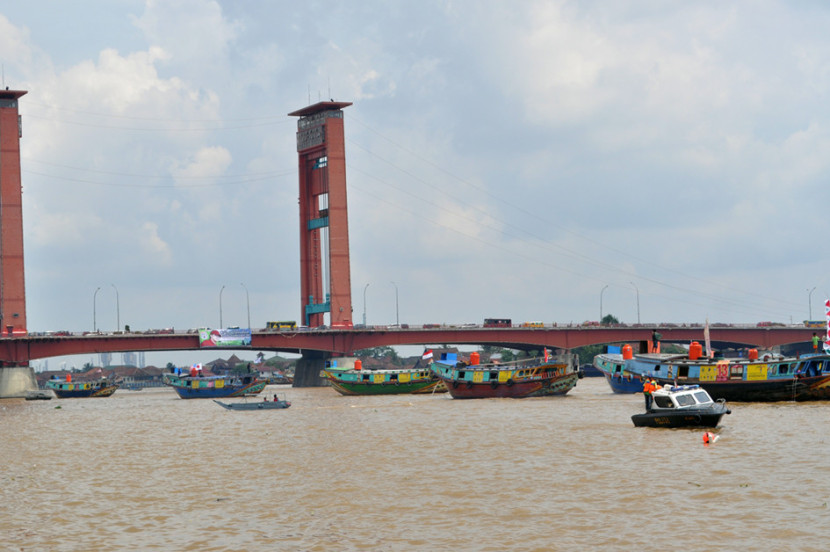 Lalu lintas transportasi air di Sungai Musi. (FOTO: Maspril Aries)